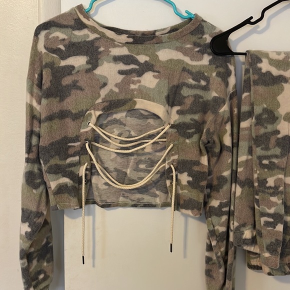 Cute camouflage 2 piece jogger with laced up top - Picture 2 of 3
